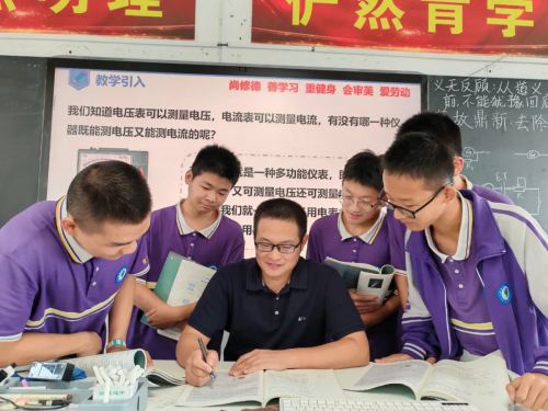 躬耕教壇 心守暖陽(yáng)