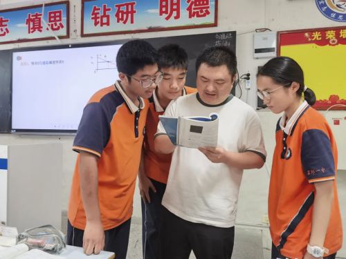 德馨如蘭育桃李 才高似岳鑄棟梁